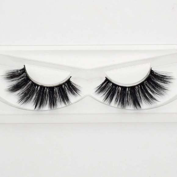 Beautiful Dramatic Lashes - Picture 2 of 3